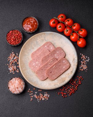 Baharatlı jambon dilimleri, öğle yemeği için konserve et. Tasarımınız için baharatlı jambon..