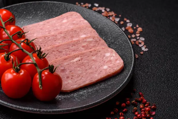 Baharatlı jambon dilimleri, öğle yemeği için konserve et. Tasarımınız için baharatlı jambon..