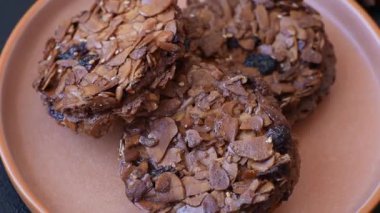 Karamelli fındıklı çikolatalı kurabiyeler, sağlıklı bir tatlı. Tasarımınız için fındık kurabiyeleri