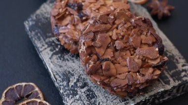 Karamelli fındıklı çikolatalı kurabiyeler, sağlıklı bir tatlı. Tasarımınız için fındık kurabiyeleri