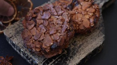 Karamelli fındıklı çikolatalı kurabiyeler, sağlıklı bir tatlı. Tasarımınız için fındık kurabiyeleri