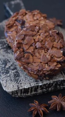 Karamelli fındıklı çikolatalı kurabiyeler, sağlıklı bir tatlı. Tasarımınız için fındık kurabiyeleri