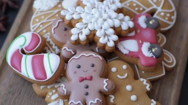 Noel için zencefilli ekmek, kurabiye ya da kış tatili için pişirilmiş yiyecekler. Noel zencefilli ekmeği tasarımınız için bir zemin