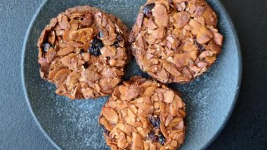 Karamelli fındıklı çikolatalı kurabiyeler, sağlıklı bir tatlı. Tasarımınız için fındık kurabiyeleri