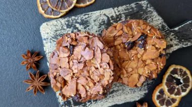 Karamelli fındıklı çikolatalı kurabiyeler, sağlıklı bir tatlı. Tasarımınız için fındık kurabiyeleri