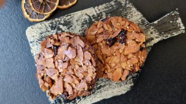 Karamelli fındıklı çikolatalı kurabiyeler, sağlıklı bir tatlı. Tasarımınız için fındık kurabiyeleri