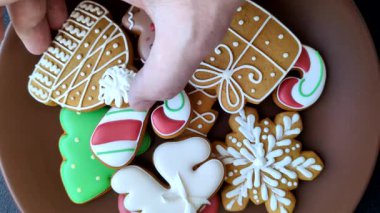 Noel için zencefilli ekmek, kurabiye ya da kış tatili için pişirilmiş yiyecekler. Noel zencefilli ekmeği tasarımınız için bir zemin