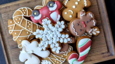 Noel için zencefilli ekmek, kurabiye ya da kış tatili için pişirilmiş yiyecekler. Noel zencefilli ekmeği tasarımınız için bir zemin