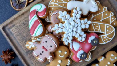 Noel için zencefilli ekmek, kurabiye ya da kış tatili için pişirilmiş yiyecekler. Noel zencefilli ekmeği tasarımınız için bir zemin