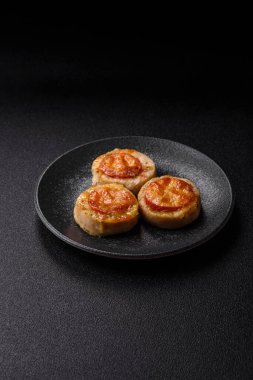 Domates ve peynirle pişirilmiş yuvarlak balık ya da tavuk pirzolası. Tasarımınız için yemek arkaplanı olarak balık pirzolası