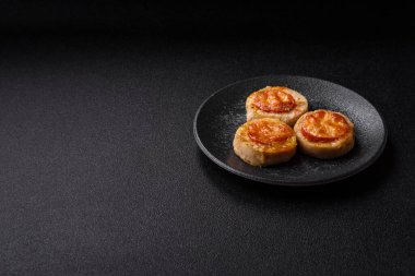 Domates ve peynirle pişirilmiş yuvarlak balık ya da tavuk pirzolası. Tasarımınız için yemek arkaplanı olarak balık pirzolası