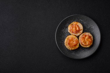 Domates ve peynirle pişirilmiş yuvarlak balık ya da tavuk pirzolası. Tasarımınız için yemek arkaplanı olarak balık pirzolası