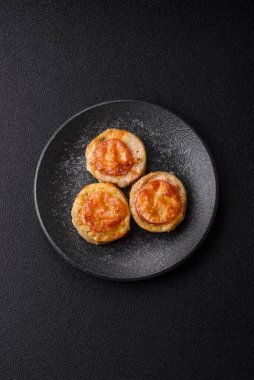 Domates ve peynirle pişirilmiş yuvarlak balık ya da tavuk pirzolası. Tasarımınız için yemek arkaplanı olarak balık pirzolası