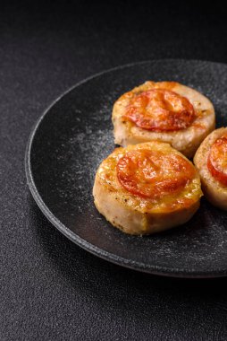 Domates ve peynirle pişirilmiş yuvarlak balık ya da tavuk pirzolası. Tasarımınız için yemek arkaplanı olarak balık pirzolası