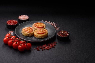 Domates ve peynirle pişirilmiş yuvarlak balık ya da tavuk pirzolası. Tasarımınız için yemek arkaplanı olarak balık pirzolası