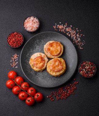 Domates ve peynirle pişirilmiş yuvarlak balık ya da tavuk pirzolası. Tasarımınız için yemek arkaplanı olarak balık pirzolası