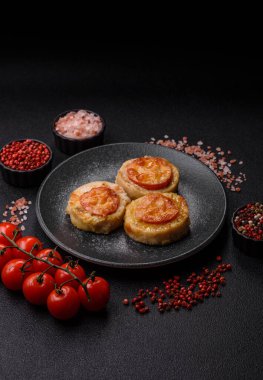 Domates ve peynirle pişirilmiş yuvarlak balık ya da tavuk pirzolası. Tasarımınız için yemek arkaplanı olarak balık pirzolası