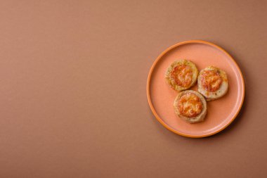 Domates ve peynirle pişirilmiş yuvarlak balık ya da tavuk pirzolası. Tasarımınız için yemek arkaplanı olarak balık pirzolası