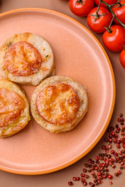 Domates ve peynirle pişirilmiş yuvarlak balık ya da tavuk pirzolası. Tasarımınız için yemek arkaplanı olarak balık pirzolası