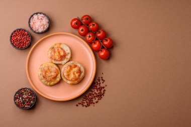 Domates ve peynirle pişirilmiş yuvarlak balık ya da tavuk pirzolası. Tasarımınız için yemek arkaplanı olarak balık pirzolası