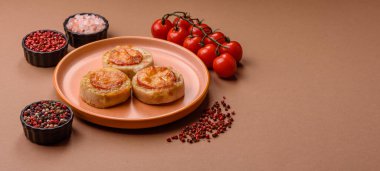 Domates ve peynirle pişirilmiş yuvarlak balık ya da tavuk pirzolası. Tasarımınız için yemek arkaplanı olarak balık pirzolası