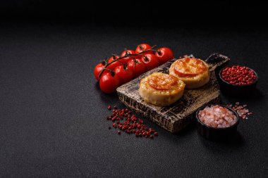 Domates ve peynirle pişirilmiş yuvarlak balık ya da tavuk pirzolası. Tasarımınız için yemek arkaplanı olarak balık pirzolası