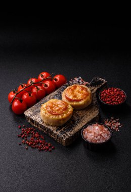 Domates ve peynirle pişirilmiş yuvarlak balık ya da tavuk pirzolası. Tasarımınız için yemek arkaplanı olarak balık pirzolası