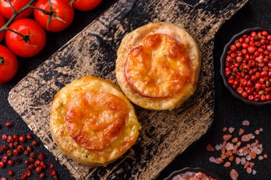 Domates ve peynirle pişirilmiş yuvarlak balık ya da tavuk pirzolası. Tasarımınız için yemek arkaplanı olarak balık pirzolası