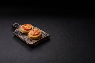 Domates ve peynirle pişirilmiş yuvarlak balık ya da tavuk pirzolası. Tasarımınız için yemek arkaplanı olarak balık pirzolası