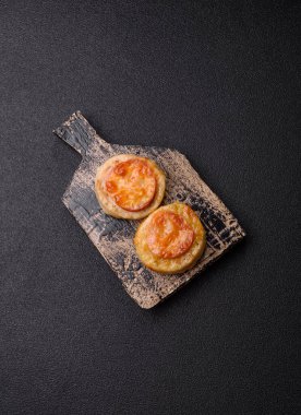 Domates ve peynirle pişirilmiş yuvarlak balık ya da tavuk pirzolası. Tasarımınız için yemek arkaplanı olarak balık pirzolası