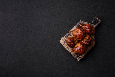 Teriyaki soslu kızarmış tavuk budu, fırında pişmiş et. Tasarımınız için yemek arkaplanı olarak tavuk bacağı