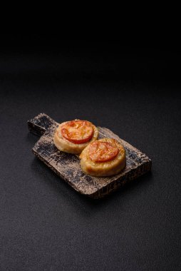 Domates ve peynirle pişirilmiş yuvarlak balık ya da tavuk pirzolası. Tasarımınız için yemek arkaplanı olarak balık pirzolası