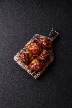 Teriyaki soslu kızarmış tavuk budu, fırında pişmiş et. Tasarımınız için yemek arkaplanı olarak tavuk bacağı