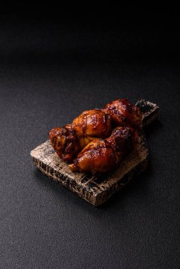 Teriyaki soslu kızarmış tavuk budu, fırında pişmiş et. Tasarımınız için yemek arkaplanı olarak tavuk bacağı