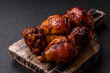 Teriyaki soslu kızarmış tavuk budu, fırında pişmiş et. Tasarımınız için yemek arkaplanı olarak tavuk bacağı