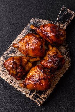 Teriyaki soslu kızarmış tavuk budu, fırında pişmiş et. Tasarımınız için yemek arkaplanı olarak tavuk bacağı