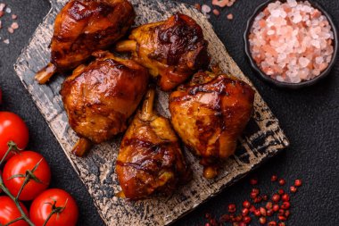 Teriyaki soslu kızarmış tavuk budu, fırında pişmiş et. Tasarımınız için yemek arkaplanı olarak tavuk bacağı