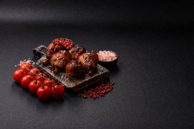 Teriyaki soslu kızarmış tavuk budu, fırında pişmiş et. Tasarımınız için yemek arkaplanı olarak tavuk bacağı