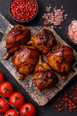 Teriyaki soslu kızarmış tavuk budu, fırında pişmiş et. Tasarımınız için yemek arkaplanı olarak tavuk bacağı