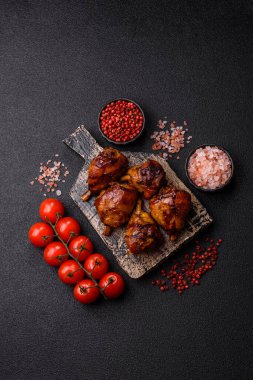 Teriyaki soslu kızarmış tavuk budu, fırında pişmiş et. Tasarımınız için yemek arkaplanı olarak tavuk bacağı