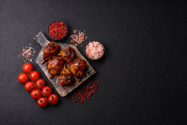 Teriyaki soslu kızarmış tavuk budu, fırında pişmiş et. Tasarımınız için yemek arkaplanı olarak tavuk bacağı