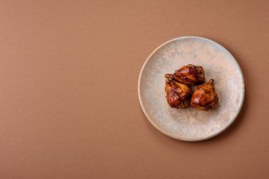 Teriyaki soslu kızarmış tavuk budu, fırında pişmiş et. Tasarımınız için yemek arkaplanı olarak tavuk bacağı