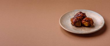 Teriyaki soslu kızarmış tavuk budu, fırında pişmiş et. Tasarımınız için yemek arkaplanı olarak tavuk bacağı