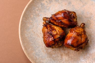 Teriyaki soslu kızarmış tavuk budu, fırında pişmiş et. Tasarımınız için yemek arkaplanı olarak tavuk bacağı