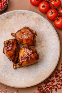 Teriyaki soslu kızarmış tavuk budu, fırında pişmiş et. Tasarımınız için yemek arkaplanı olarak tavuk bacağı