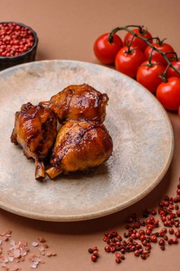 Teriyaki soslu kızarmış tavuk budu, fırında pişmiş et. Tasarımınız için yemek arkaplanı olarak tavuk bacağı