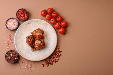 Teriyaki soslu kızarmış tavuk budu, fırında pişmiş et. Tasarımınız için yemek arkaplanı olarak tavuk bacağı