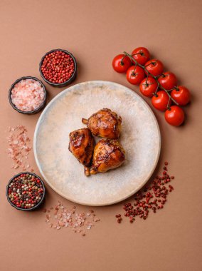 Teriyaki soslu kızarmış tavuk budu, fırında pişmiş et. Tasarımınız için yemek arkaplanı olarak tavuk bacağı