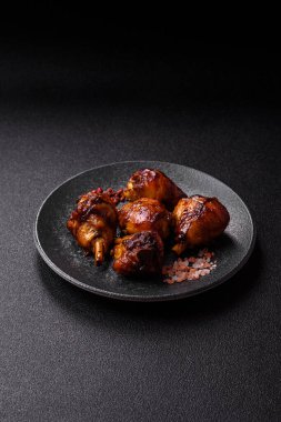 Teriyaki soslu kızarmış tavuk budu, fırında pişmiş et. Tasarımınız için yemek arkaplanı olarak tavuk bacağı