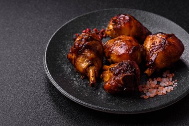 Teriyaki soslu kızarmış tavuk budu, fırında pişmiş et. Tasarımınız için yemek arkaplanı olarak tavuk bacağı